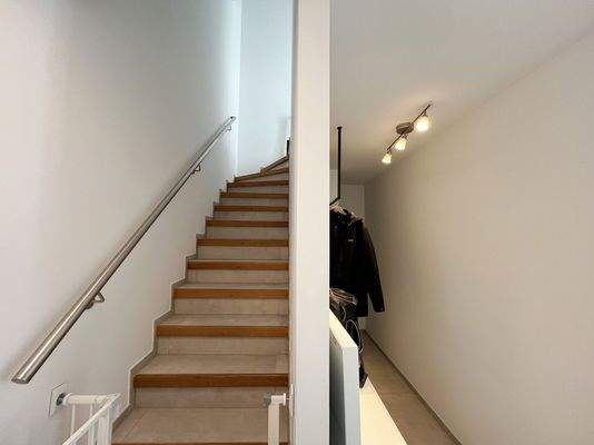 Eingangsbereich + Treppe hoch