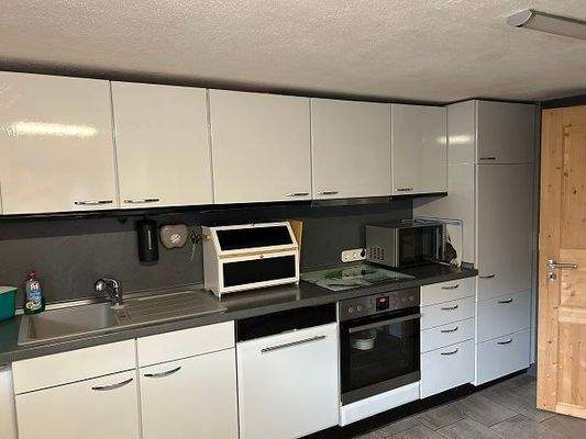 Küche mit Einbauküche