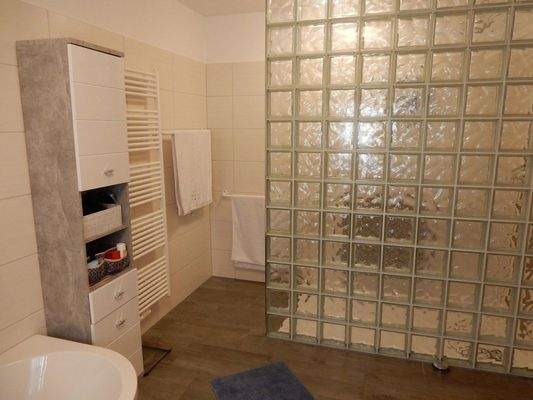 Bad mit begehbarer Dusche