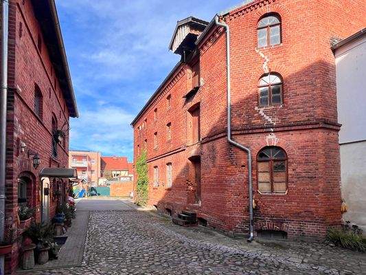 links - Wohnung Hof und rechts - Speicher 