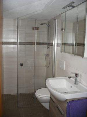 Bad mit Dusche im Appartement