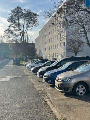 Wohnblock und Parkplatz