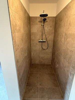 Bodentiefe geflieste Dusche