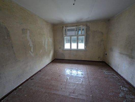 sanierungsbedürftiger Raum im Obergeschoss