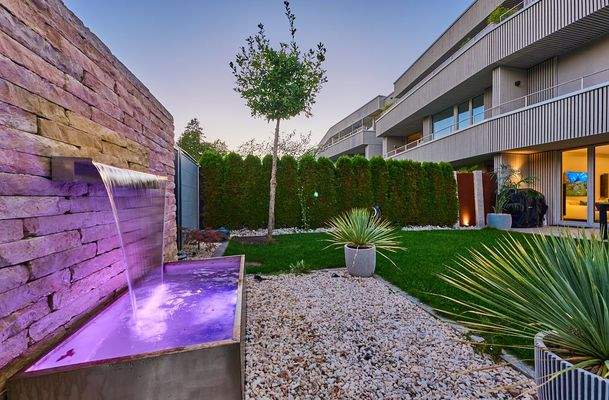 Wasserfall-Element im Garten