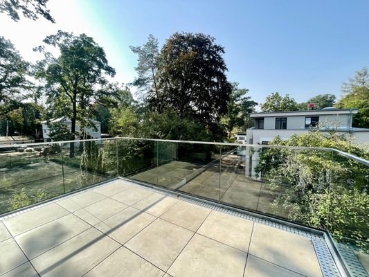 toller, sonniger Balkon mit Blick ins Grüne