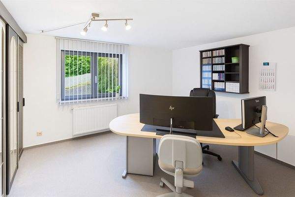 Büro Souterrain (mit ki generiert) 