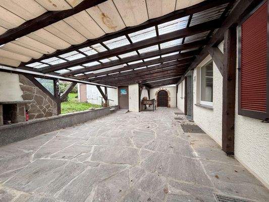 überdachter Eingangsbereich