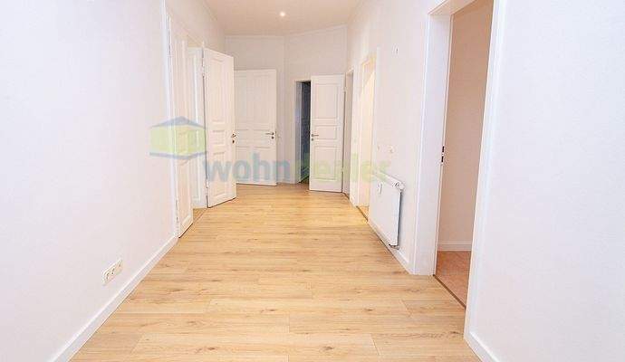 Diele mit weitläufigem Eingangsbereich und praktischen Stellflächen für Garderobe und Möbel