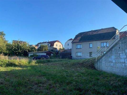 Blick von Mulde zum Haus