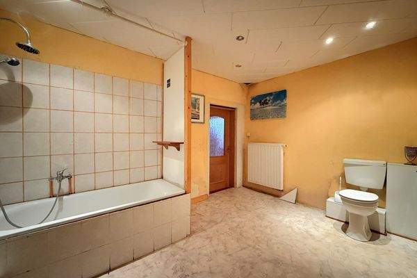 Badezimmer mit Badewanne