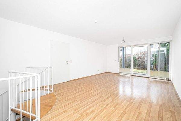 Wohnzimmer mit Zugang zum Garten