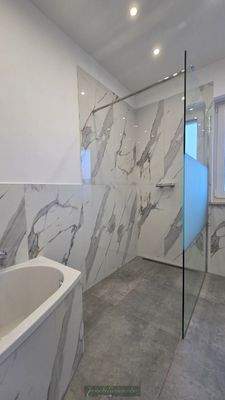 Badezimmer mit Wanne und XL-Dusche, bodengleich