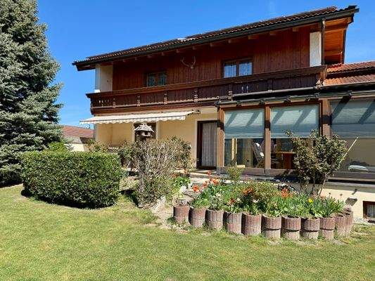 Blick auf Wintergarten und Terrasse