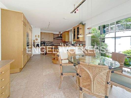 Wohnküche mit Zugang zum Garten
