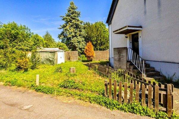 Frontansicht / vorderer Gartenbereich