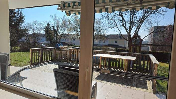 EG Blick aus dem Wohnzimmer auf die Terrasse mit Pool