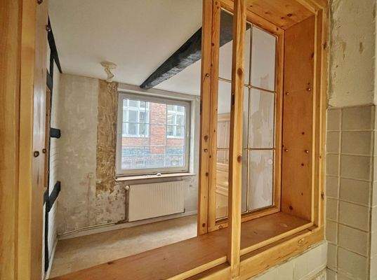 Blick aus der Küche ins Zimmer EG