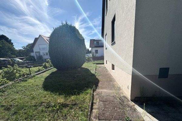 Seitenansicht mit Garten