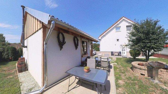 Saunahaus und Garten.jpg