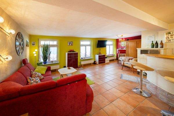 Hobbyraum mit Kachelofen EG