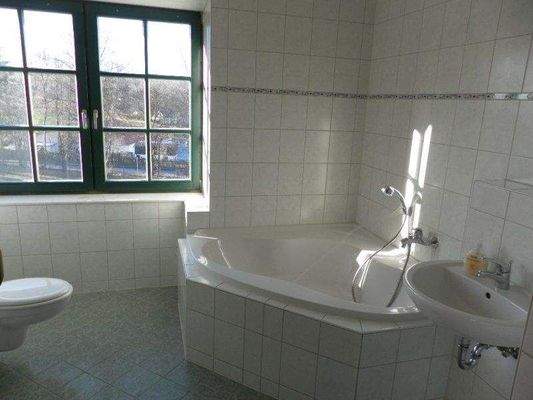 Tageslichtbad mit Wanne und Dusche