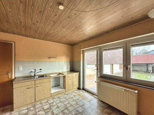 Küche mit Terrassenzugang