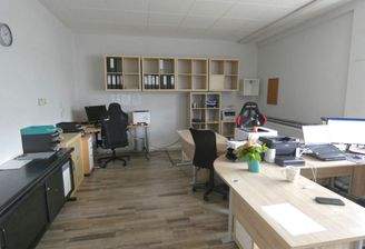 Geräumige Büros ...