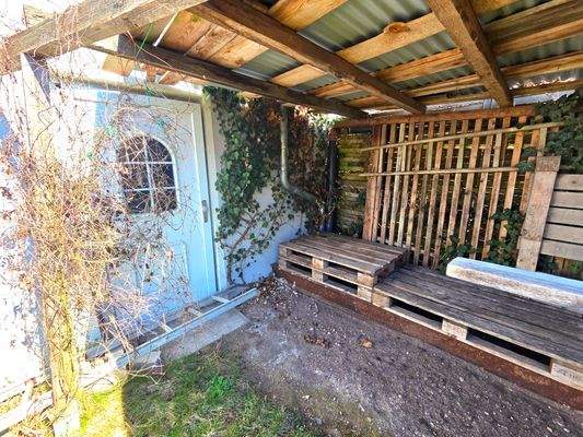 Holzlege oder Lagerplatz für Gartenutensilien