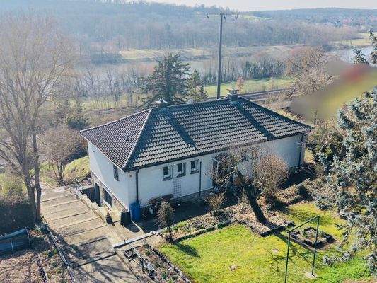 Nordansicht des Hauses mit Grundstück und freiem Ausblick