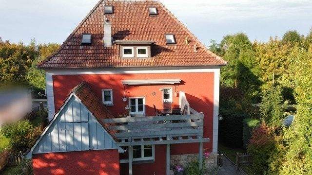 Hausansicht mit Balkon