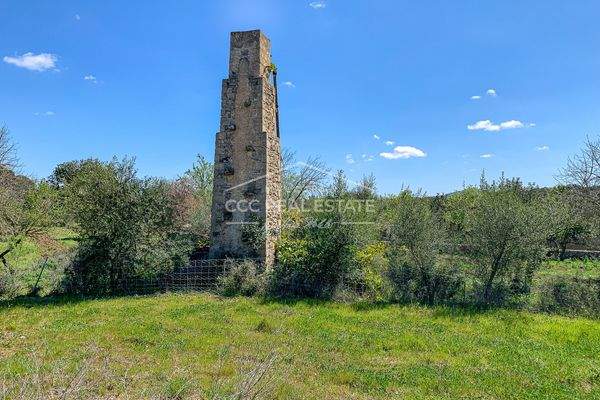 Brunnen mit historischem Turm