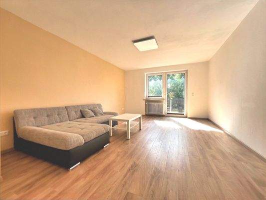 Der Balkon erweitert das Wohnzimmer