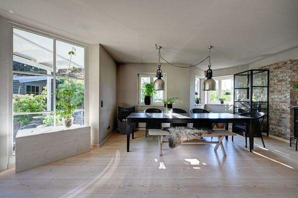 Helles Wohnzimmer mit offenem Ausblick auf den grünen Garten