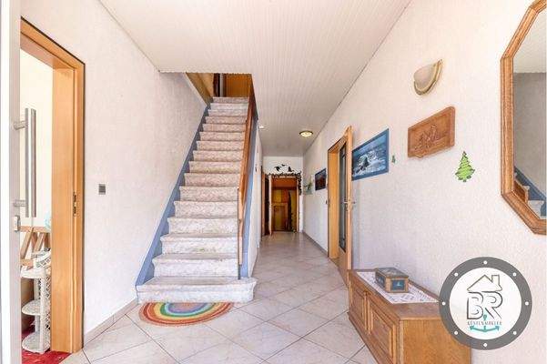 Flur im Erdgeschoss mit Blick auf den Übergang zum Anbau