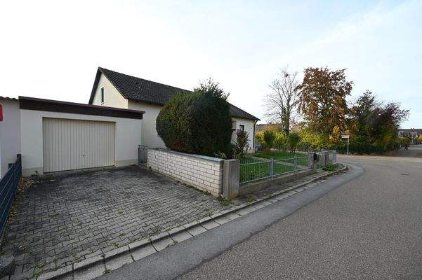 Garage u. Außenstellplatz