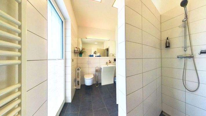 Tageslicht-Duschbad mit Gartenzugang