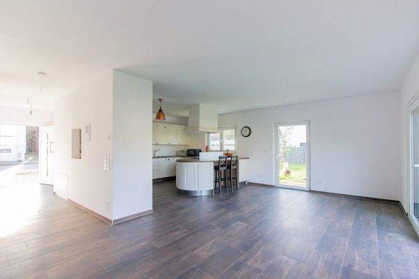 Helles Wohnzimmer mit offener Küche