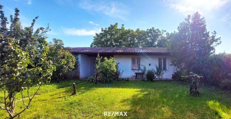 Nebengebäude mit Garage