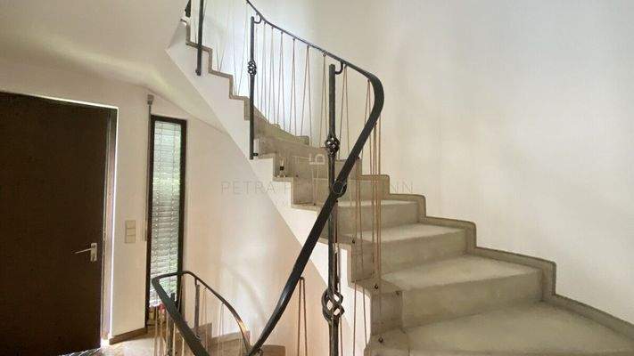 Treppe zum Schlafzimmer und Bad