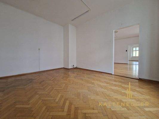 1. OG: nach Stufenaufgang links erster der 3 Räume