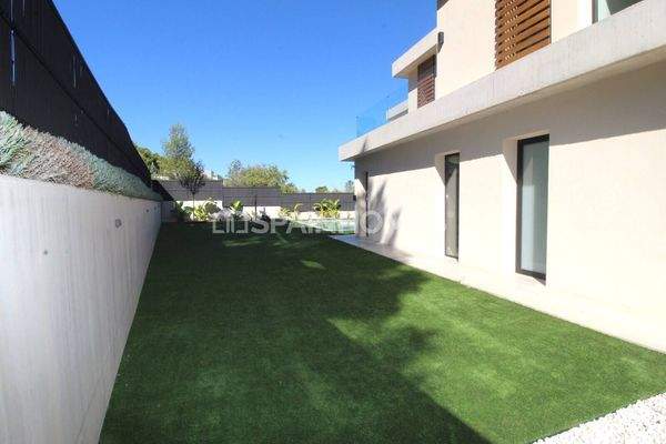 4-Bedroom Villa with Pool and Garden in Alicante Biar