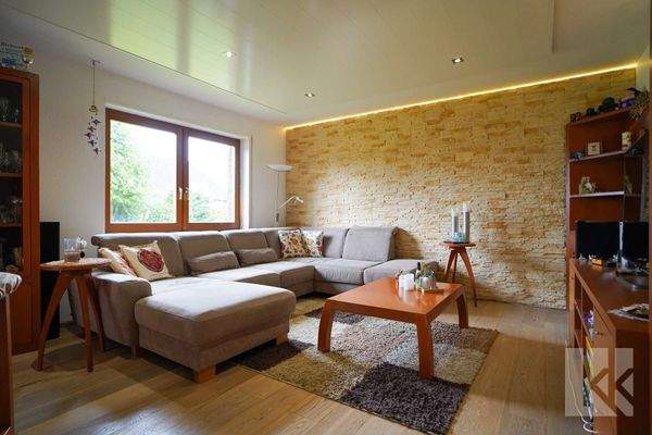 ...Wohnzimmer mit viel Tageslicht