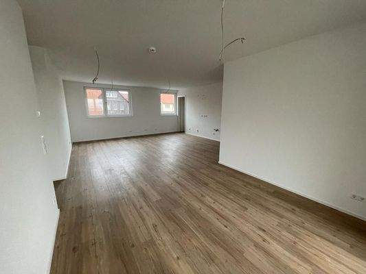 Leerer Wohnraum mit Holzfußboden