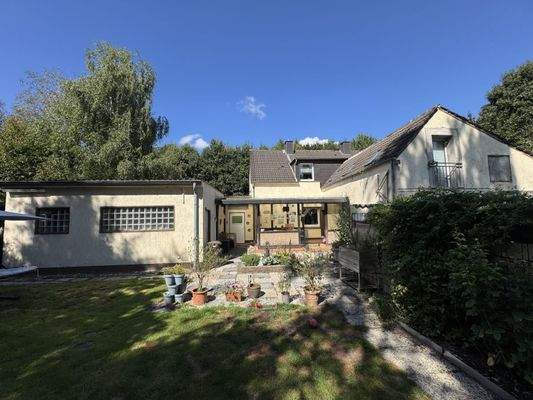 Rückansicht mit Garagen