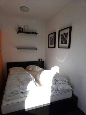 Schlafraum 2 mit Fenster zur Loggia