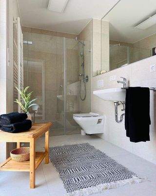 Ihr eigenes Ensuitebad, stufenlos