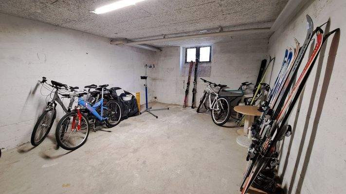 Gemeinschaftsraum für die Aufbewahrung von Skiern 