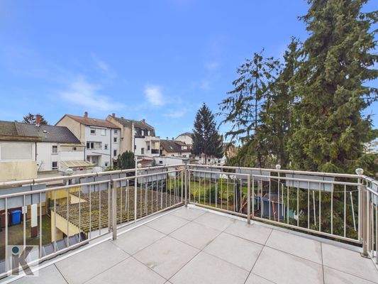 weitläufige Dachterrasse