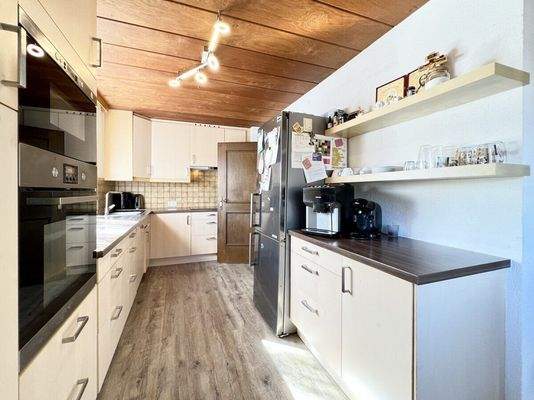 Großzügige Küche mit eigenem Balkonzugang